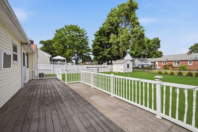 37 Woodcrest Ct, Chicopee, MA 01020