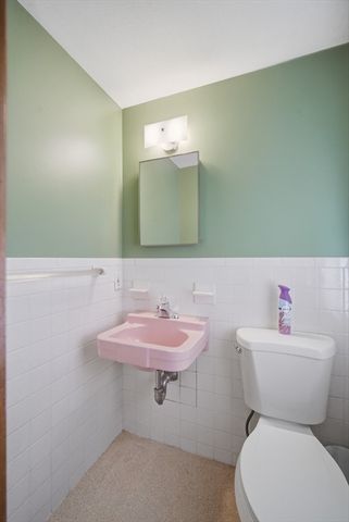 37 Woodcrest Ct, Chicopee, MA 01020