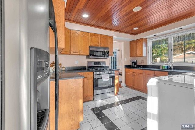 37 Broadway, Fairfield, NJ 07004