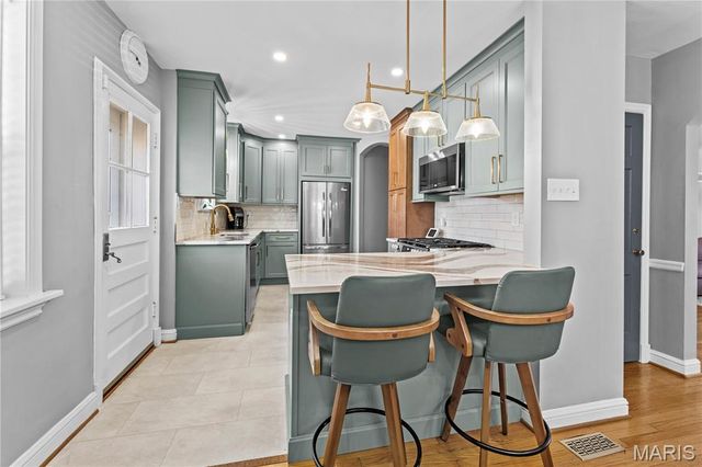 840 Wild Cherry Lane, University City, MO 63130