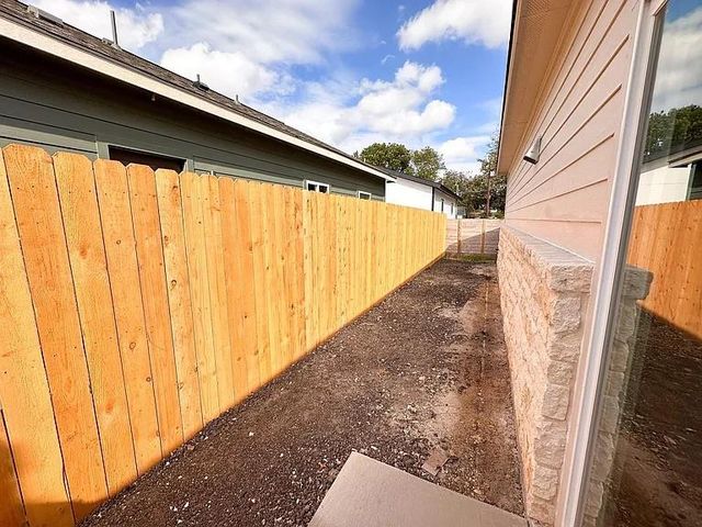 817 5th ST, Lockhart, TX 78644