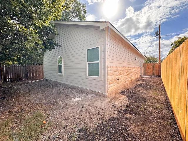 817 5th ST, Lockhart, TX 78644