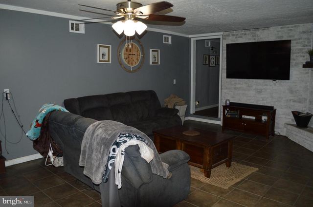 595 WAGO RD, Mount Wolf, PA 17347