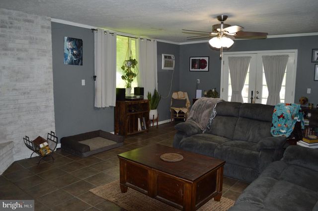 595 WAGO RD, Mount Wolf, PA 17347