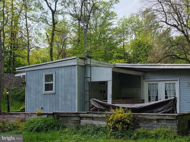 595 WAGO RD, Mount Wolf, PA 17347