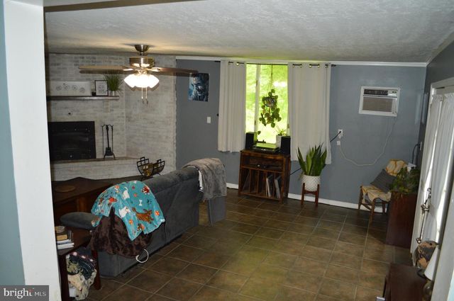 595 WAGO RD, Mount Wolf, PA 17347