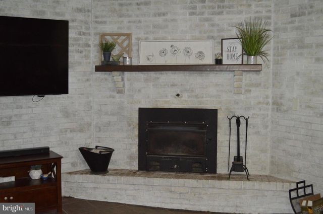 595 WAGO RD, Mount Wolf, PA 17347