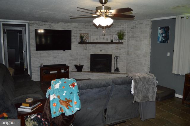 595 WAGO RD, Mount Wolf, PA 17347