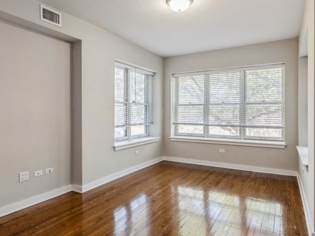 6853 S Ridgeland Avenue 202, Chicago, IL 60649