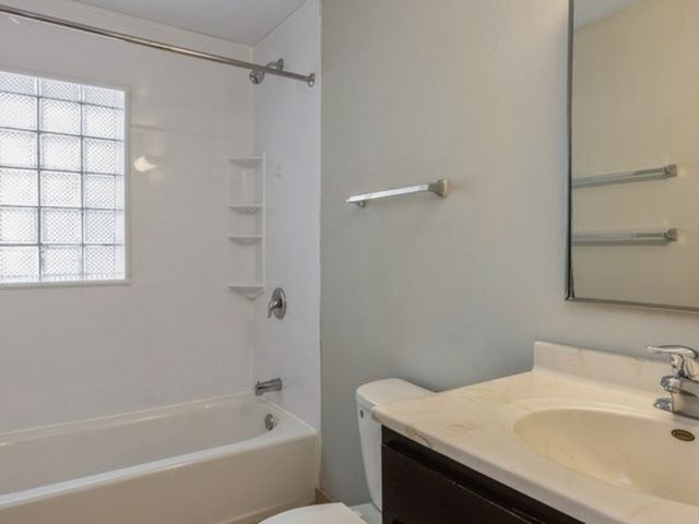 6853 S Ridgeland Avenue 202, Chicago, IL 60649