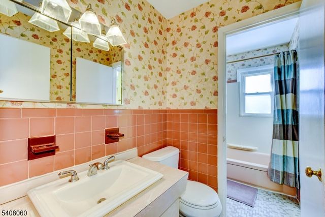 4 Herbert Pl, West Caldwell Twp., NJ 07006