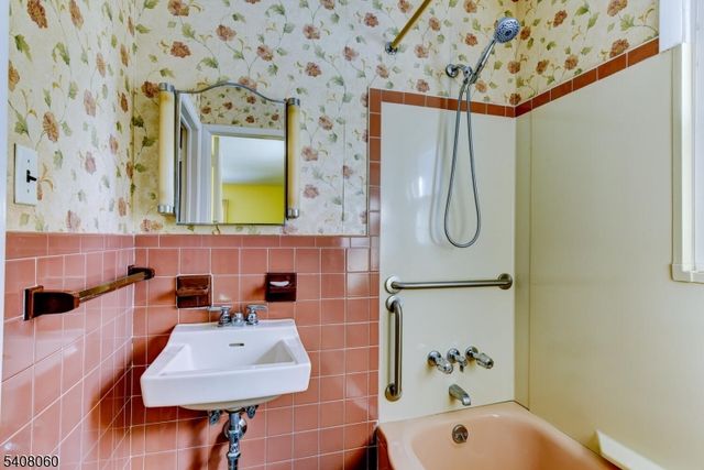 4 Herbert Pl, West Caldwell Twp., NJ 07006