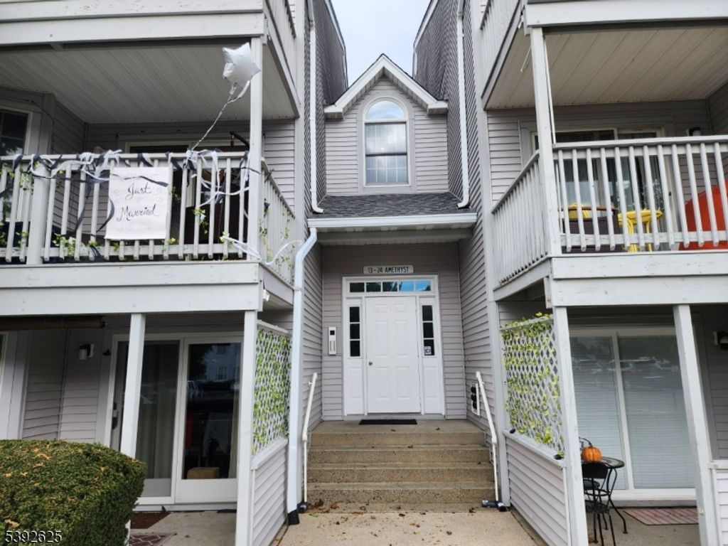 14 Amethyst Ln, Paterson City, NJ 07501