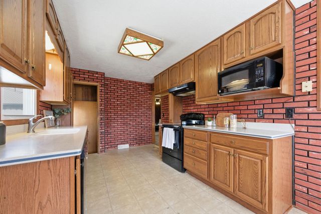 2016 E Sunrise Dr, Wichita, KS 67216