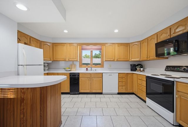 413 Goldthwaite Rd, Northbridge, MA 01588