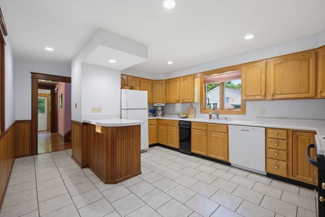 413 Goldthwaite Rd, Northbridge, MA 01588