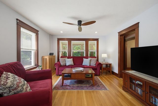 413 Goldthwaite Rd, Northbridge, MA 01588