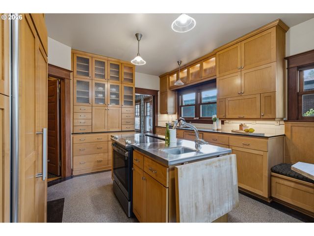 2747 Ne 15TH Ave, Portland, OR 97212