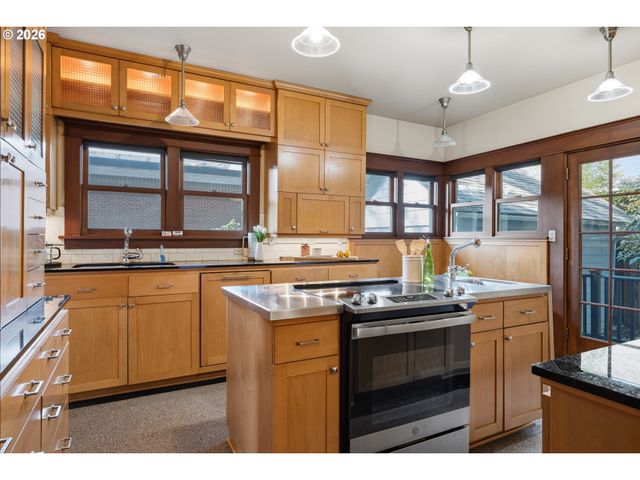 2747 Ne 15TH Ave, Portland, OR 97212