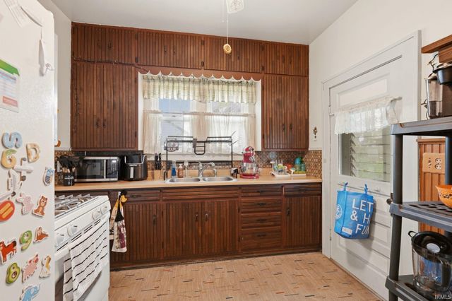 404 S Van Scoyoc Street, Avilla, IN 46710