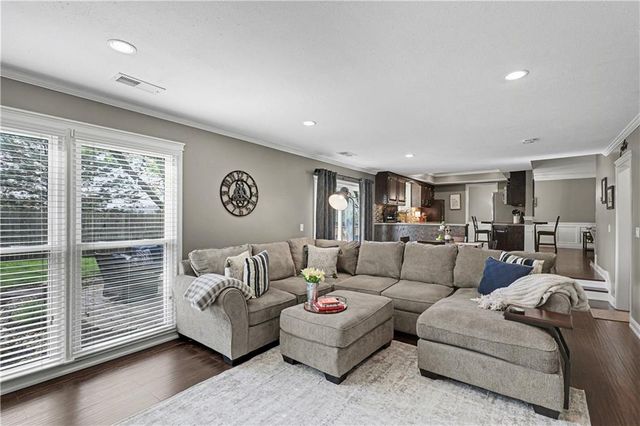 8908 LAMAR Avenue, Overland Park, KS 66207