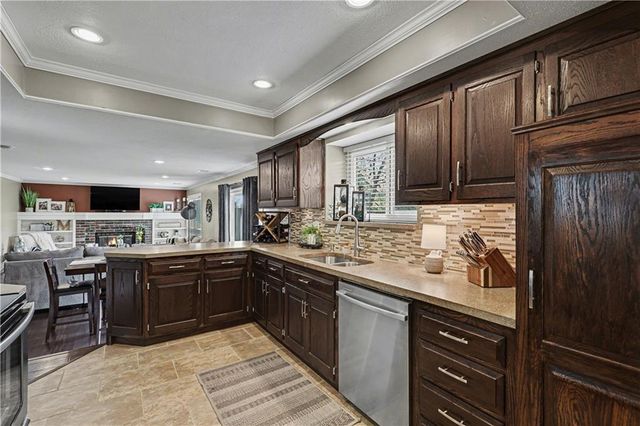 8908 LAMAR Avenue, Overland Park, KS 66207