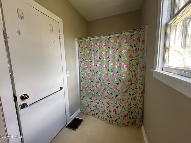 160 Oak Street, Rossford, OH 43460