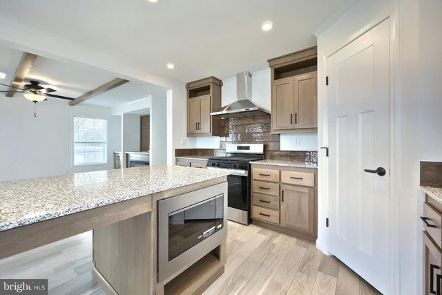 304 LANDOLA AVE, Mount Wolf, PA 17347