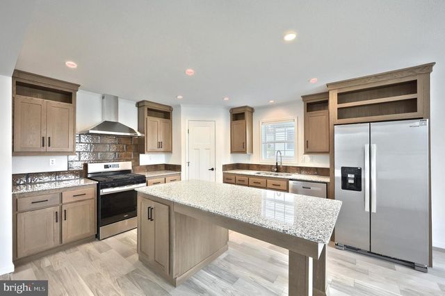 304 LANDOLA AVE, Mount Wolf, PA 17347