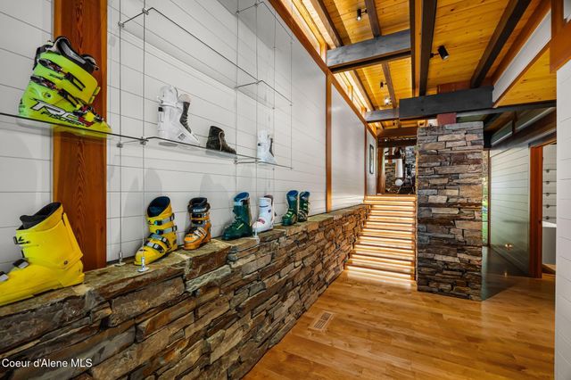 825 Winter Ridge Rd, Hope, ID 83836