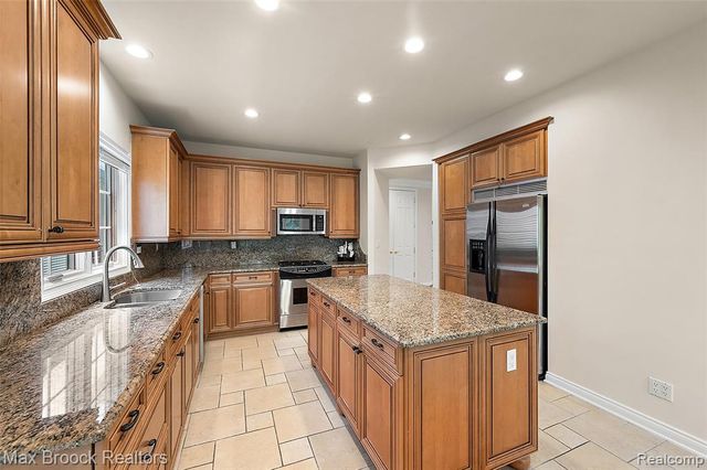 5348 Sunnycrest Drive, West Bloomfield, MI 48323