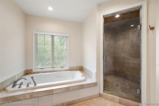 5348 Sunnycrest Drive, West Bloomfield, MI 48323