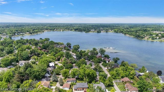 5348 Sunnycrest Drive, West Bloomfield, MI 48323