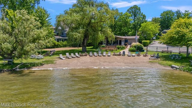5348 Sunnycrest Drive, West Bloomfield, MI 48323