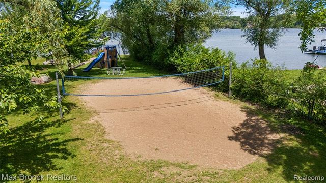 5348 Sunnycrest Drive, West Bloomfield, MI 48323