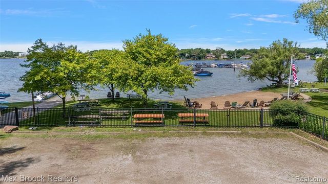 5348 Sunnycrest Drive, West Bloomfield, MI 48323