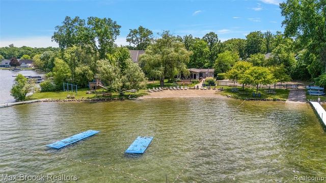 5348 Sunnycrest Drive, West Bloomfield, MI 48323