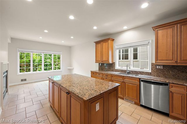 5348 Sunnycrest Drive, West Bloomfield, MI 48323