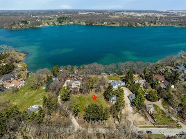 940 Lake Angelus Shores, Lake Angelus, MI 48326