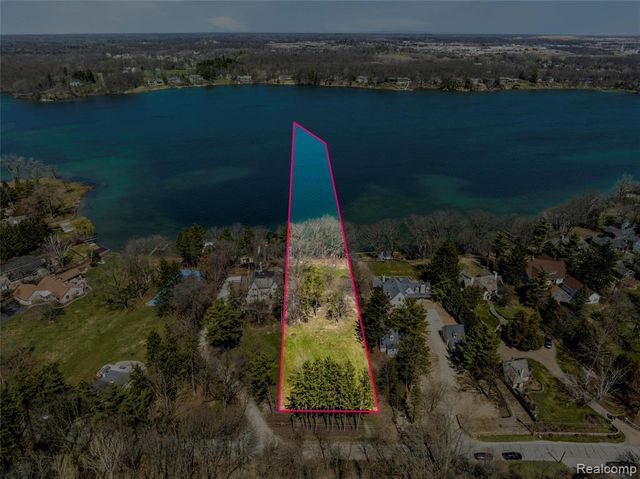 940 Lake Angelus Shores, Lake Angelus, MI 48326
