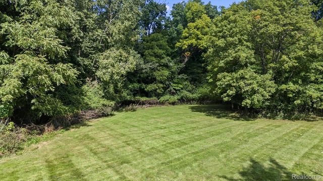 42 Beresford Court, Bloomfield Charter Township, MI 48304