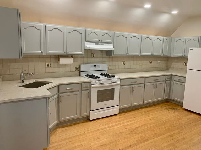 1940 W Eddy Street 3, Chicago, IL 60657