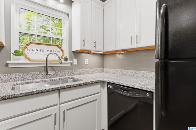 2104 Montreat Ln Apt C, Vestavia Hills, AL 35216