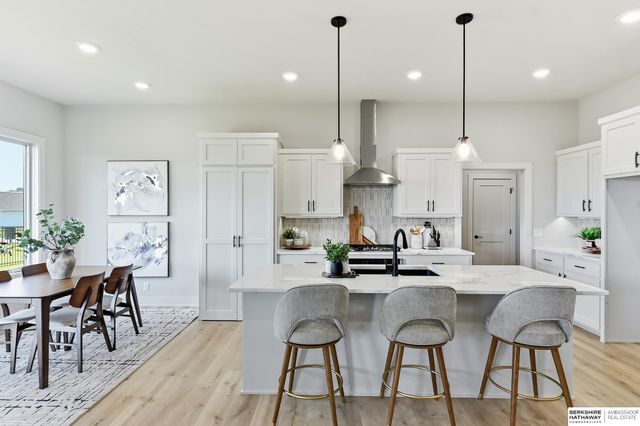 9808 Overland Trail, Papillion, NE 68046