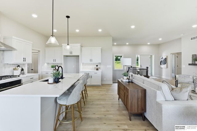 9808 Overland Trail, Papillion, NE 68046