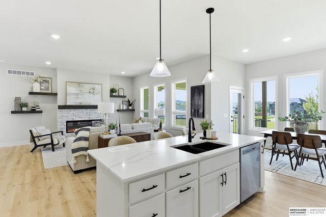 9808 Overland Trail, Papillion, NE 68046