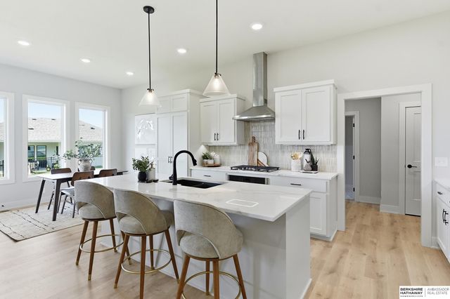 9808 Overland Trail, Papillion, NE 68046
