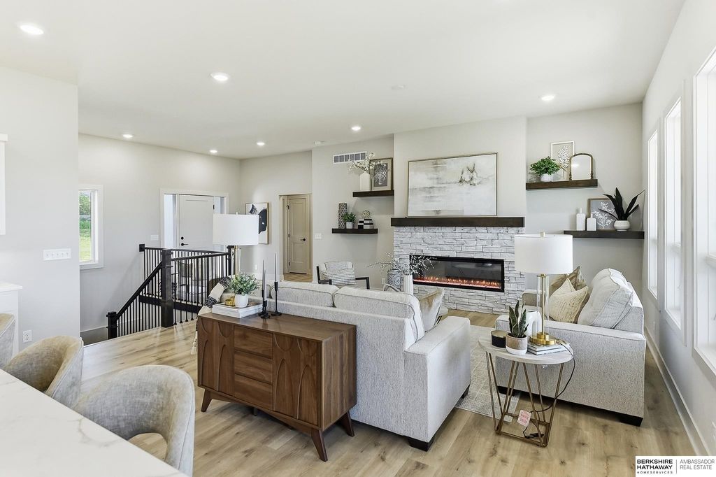 9808 Overland Trail, Papillion, NE 68046
