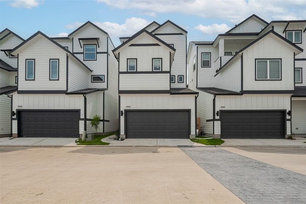 1611 Regents Gate Court, Houston, TX 77055