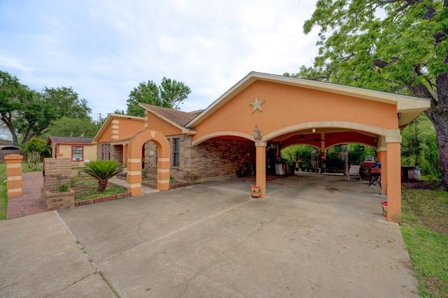 316 Hickman Lane, Angleton, TX 77515
